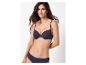 Femme en soutien-gorge push-up bleu foncé et culotte assortie