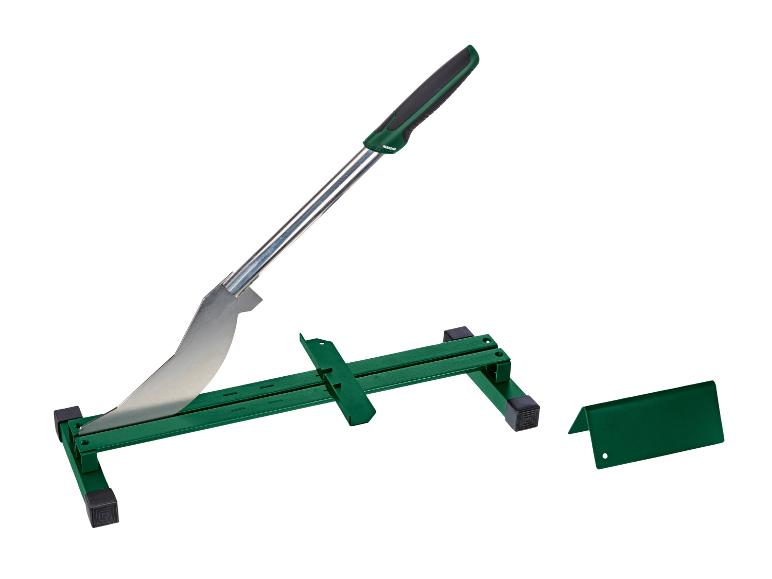 Un coupe-pavé vert avec une lame métallique et une base, à côté d'une pièce supplémentaire.