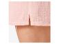 Détail d'un vêtement rose en tissu gauffré.