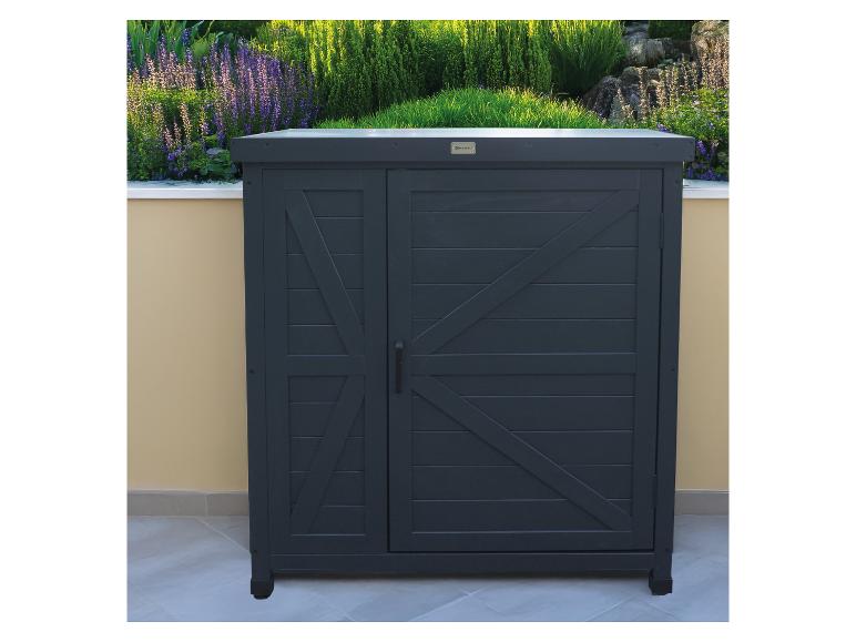 Armoire d'extérieur gris foncé à deux portes avec logo Habau, placée sur une terrasse avec des plantes vertes en arrière-plan.