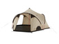 Une tente Grand Canyon beige avec des cordes rouges.