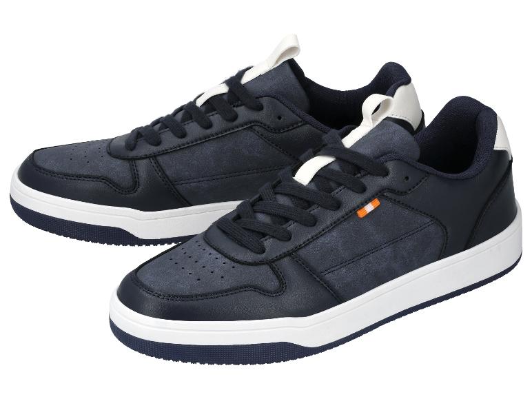 Une paire de baskets homme bleu marine avec semelles et lacets blancs.