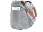 Un sac à langer gris avec un paquet de lingettes pour bébé.