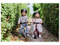 Deux enfants sur des draisiennes Hudora avec des casques.