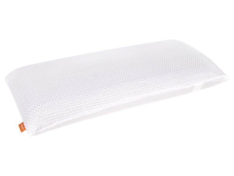 Oreiller rectangulaire blanc avec une surface texturée et une étiquette orange.