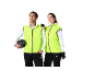 Homme et femme en gilets de cyclisme jaunes et pantalons noirs, l'homme tenant un casque.