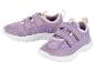 Deux paires de baskets violettes à scratch pour enfants.