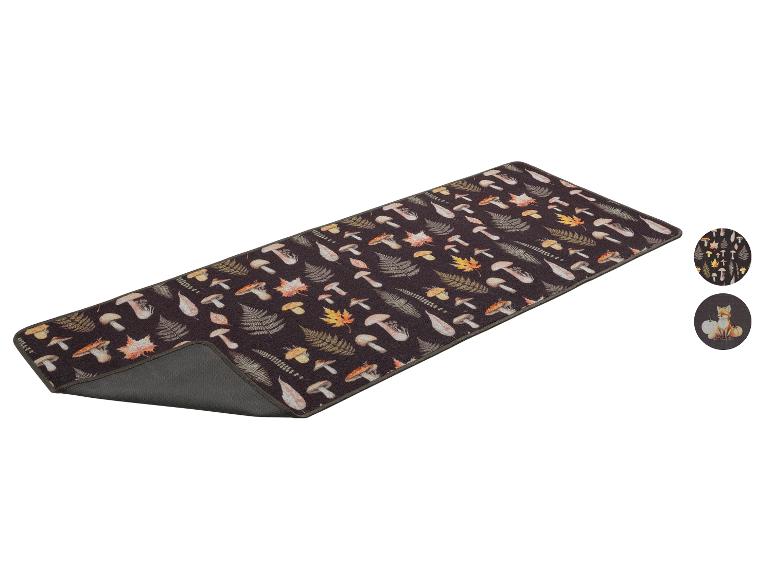 Tapis rectangulaire à motif de champignons et de feuilles.
