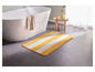 Un tapis de bain à rayures jaunes et blanches dans une salle de bain.