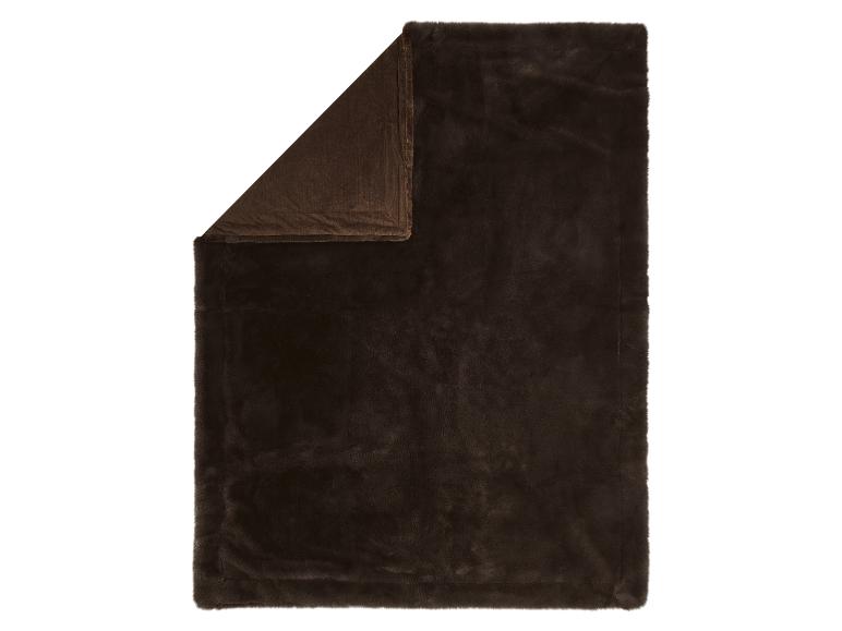 Couverture en fausse fourrure marron foncé, pliée dans le coin.