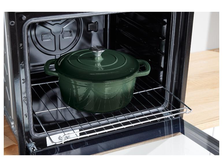Cocotte en fonte verte SilverCrest dans le four.