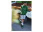 Homme en sweat à capuche et casquette Parkside appuyé contre un pick-up.