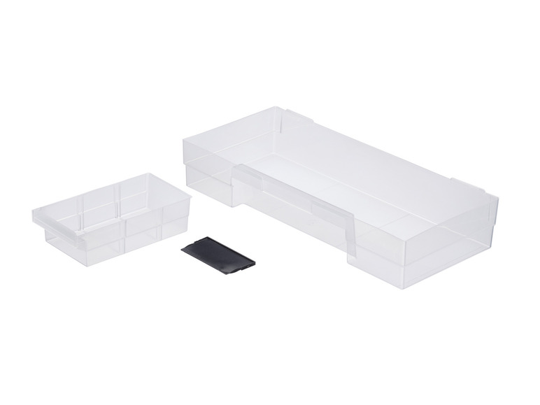 Deux boîtes de rangement transparentes et un tiroir noir.
