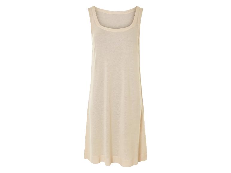 Robe longue beige sans manches.