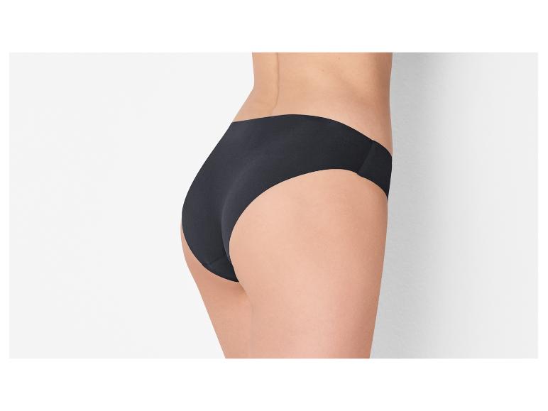 Culotte noire sans couture portée par une femme, vue de dos.
