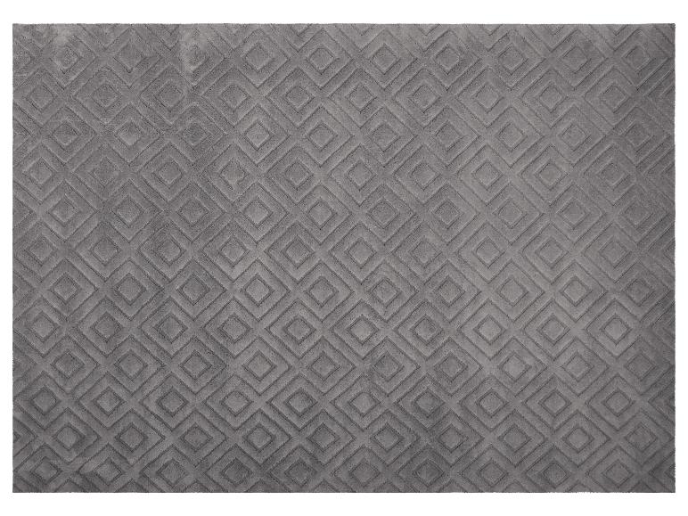 Tapis gris avec motif de losanges en relief.