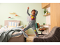 Garçon en ensemble de sport gris pour enfants avec motif de dessin animé posant dans sa chambre.
