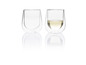Deux verres à vin, l'un rempli de vin blanc.