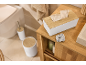 Meubles et accessoires de salle de bain: boîte à mouchoirs en bois, brosse WC, poubelle.