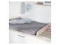 Table à langer avec matelas gris, couverture bleue et jouets