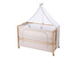 Un lit bébé en bois avec un ciel de lit