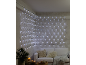 Filet lumineux blanc sur le mur du salon au-dessus d'un canapé blanc.