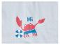 T-shirt bleu clair avec un crabe et une bouée : thème marin enfantin.