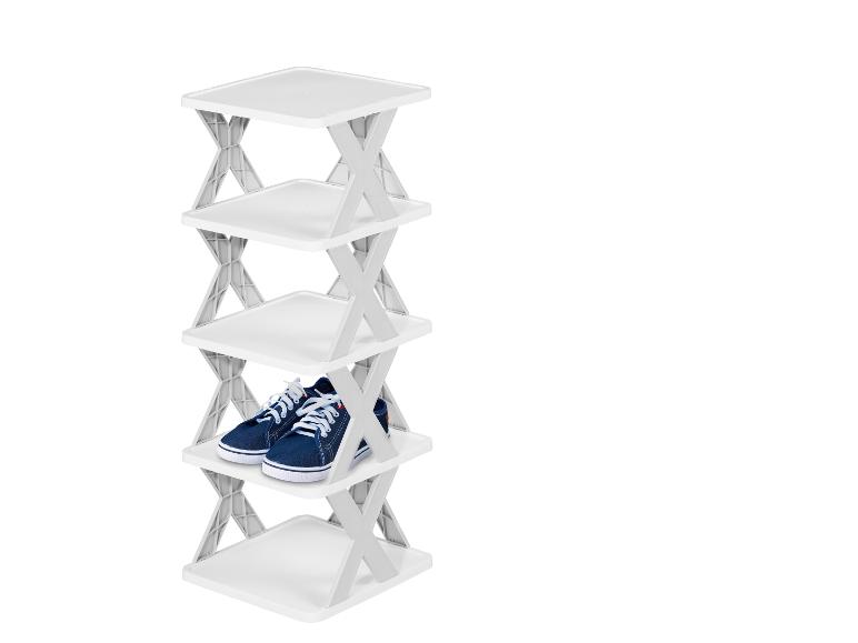 Étagère à chaussures à 5 niveaux avec une paire de baskets bleues.