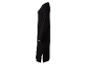 Robe pull longue noire avec détails blancs.