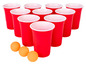 Des gobelets en plastique rouge et des balles de ping-pong pour un jeu de beer pong.