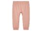Un pantalon rose pour bébé.