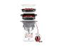 Un robot de cuisine Monsieur Cuisine Connect avec un panier vapeur aux baies, une casserole à sauce rouge et une carafe de jus.