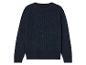Un pull bleu marine à torsades.