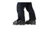 Pantalon de ski noir et chaussures de ski noires sur fond blanc.