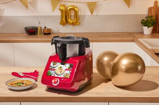 Robot culinaire multifonction avec écran tactile et recettes.