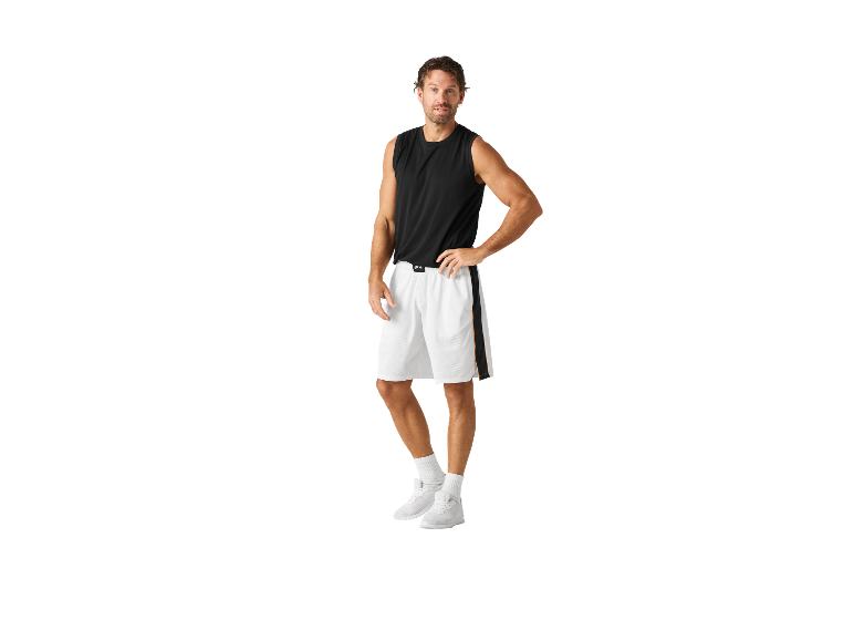 Homme en débardeur noir et short de basket blanc.