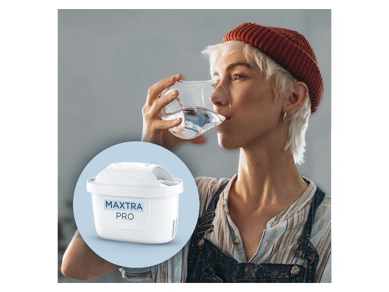 Femme buvant de l'eau du filtre Brita Maxtra Pro.