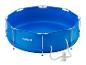 Piscine bleue avec cadre métallique et pompe de filtration.