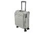 Valise cabine gris clair avec roulettes, poignée télescopique et serrure à combinaison.
