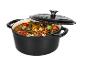 Un ragoût de viande et de légumes dans une cocotte en fonte noire.