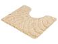 Un tapis de bain beige avec une texture ondulée.