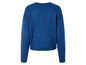 Un pull bleu en tricot à manches longues.