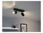 Deux spots de plafond noirs avec un rail rectangulaire.