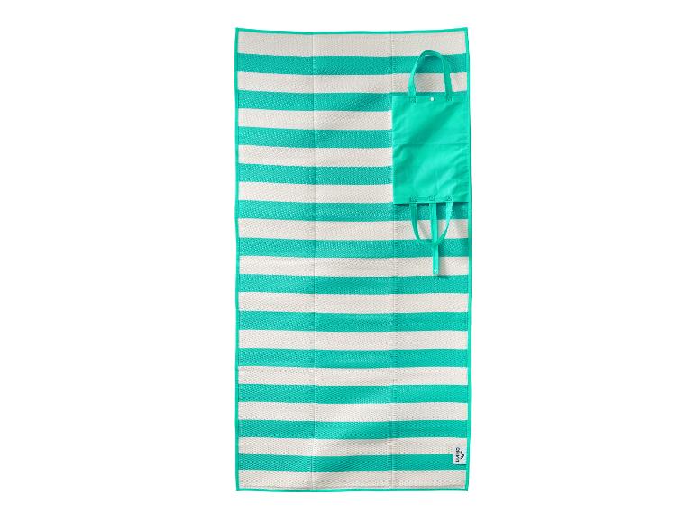Tapis de plage rayé avec sac de transport turquoise assorti.