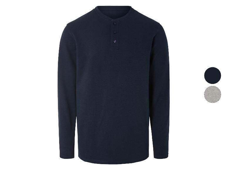 Un t-shirt à manches longues bleu marine avec des boutons