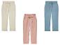 Trois pantalons pour enfant en gaze de coton : beige, rose poudré et bleu clair.