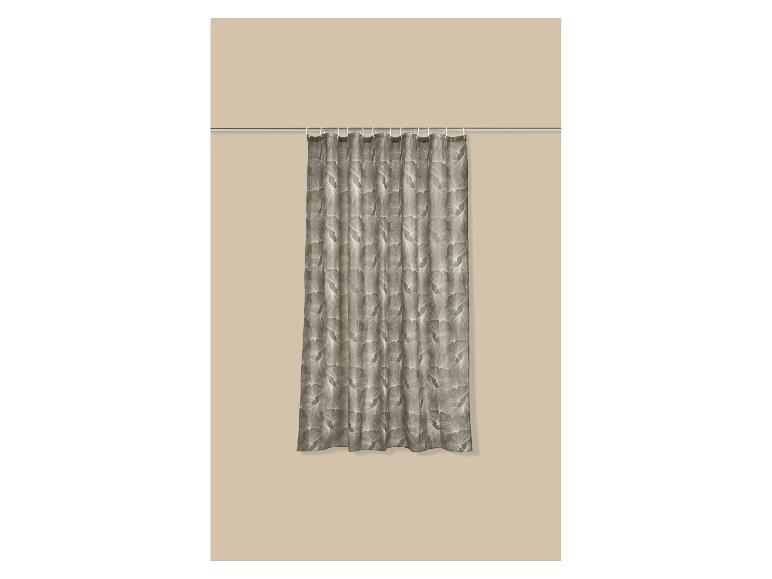 Rideau de douche gris avec motif de feuilles blanches, suspendu à une tringle métallique.
