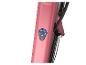 Un vélo électrique rose avec un bouton d'alimentation bleu.