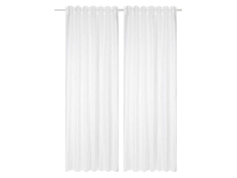 Rideaux blancs avec des anneaux, suspendus à une tringle à rideaux.