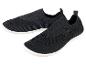 Deux paires de chaussures noires en tissu tricoté.